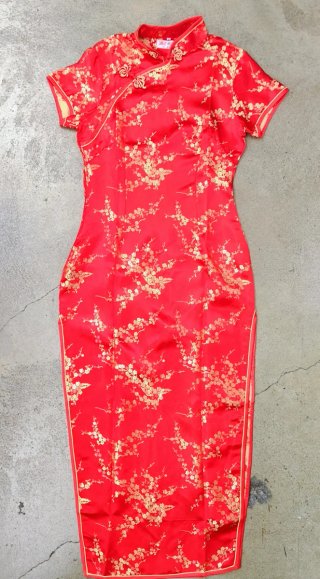 Vestido oriental rojo y dorado