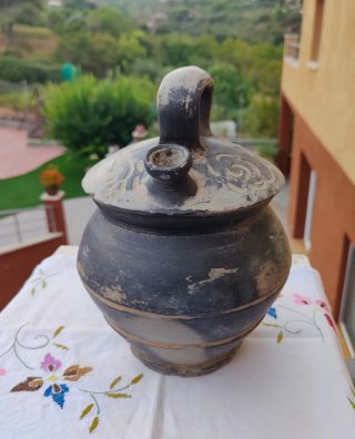 Botijo de cerámica artesanal rústico