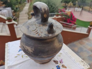 Botijo de cerámica artesanal rústico