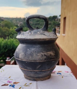 Botijo de cerámica artesanal rústico