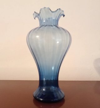Jarrón de cristal azul translúcido