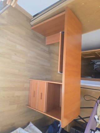 Escritorio de madera con cajón