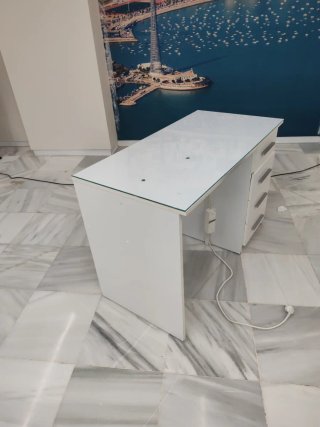Mesa escritorio blanca con cristal