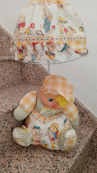 Lámpara infantil con muñeca y pantalla
