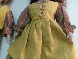 Bambole in ceramica vintage con piedistallo