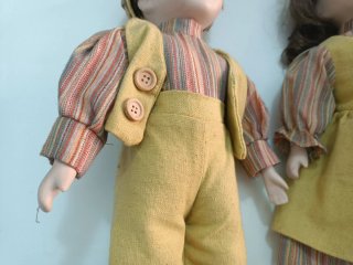 Bambole in ceramica vintage con piedistallo