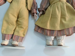 Bambole in ceramica vintage con piedistallo