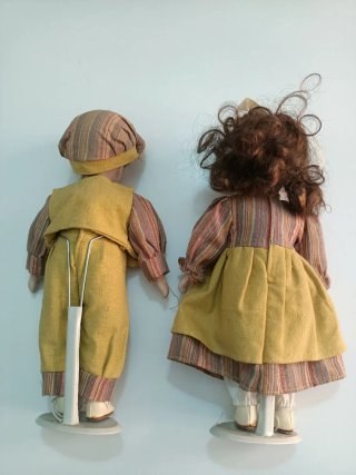 Bambole in ceramica vintage con piedistallo