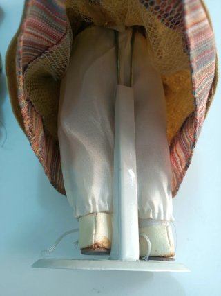 Bambole in ceramica vintage con piedistallo