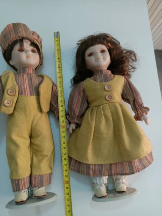Bambole in ceramica vintage con piedistallo