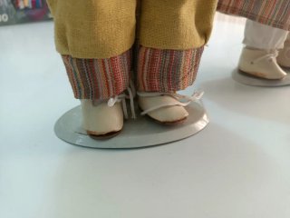 Bambole in ceramica vintage con piedistallo