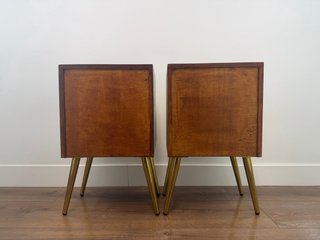 Dos mesillas de noche de madera y metal