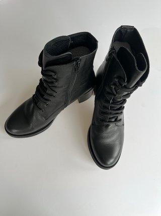Botas de piel negras con cordones