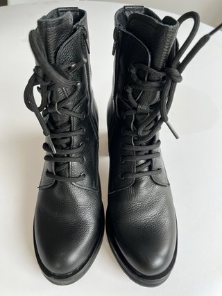 Botas de piel negras con cordones