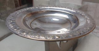 Fuente vintage metal plateado decorada