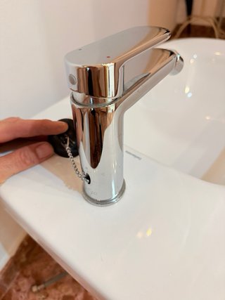 Bidé de cerámica y metal