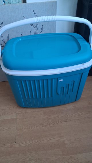 Nevera rígida azul con asa blanca