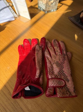 Guanti in similpelle rossi con dettaglio coccodrillo