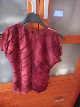 Camiseta Pilar Rueda roja con pedrería