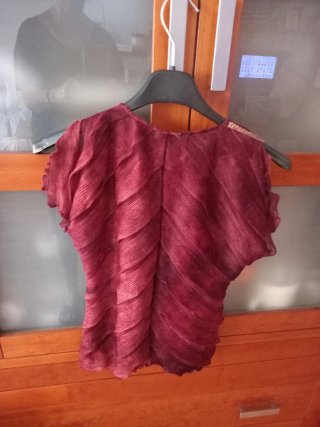 Camiseta Pilar Rueda roja con pedrería