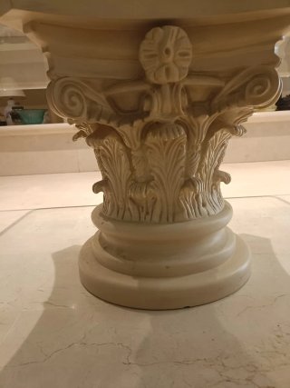 Mesa de cristal con base estilo griego