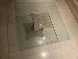 Mesa de cristal con base estilo griego
