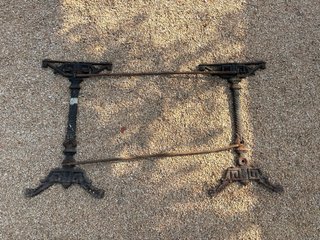 Mesa de hierro forjado antigua
