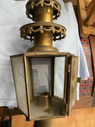 Antiguo farol de latón para carruaje a petroleo
