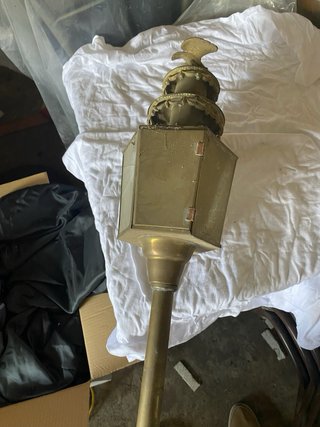 Antiguo farol de latón para carruaje a petroleo
