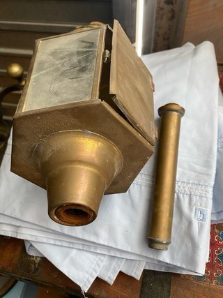 Antiguo farol de latón para carruaje a petroleo