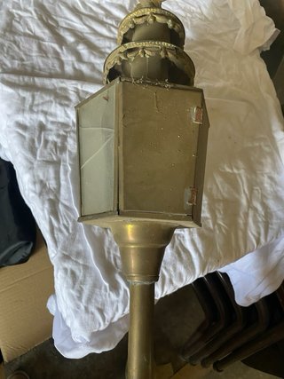 Antiguo farol de latón para carruaje a petroleo