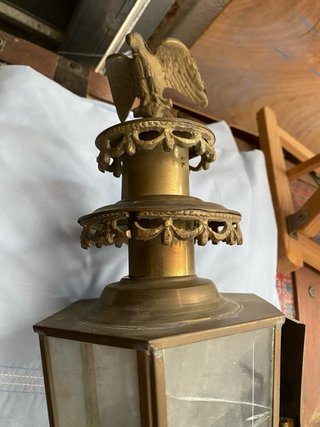 Antiguo farol de latón para carruaje a petroleo