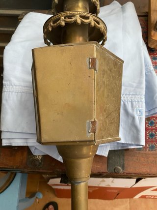 Antiguo farol de latón para carruaje a petroleo