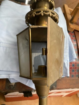 Antiguo farol de latón para carruaje a petroleo