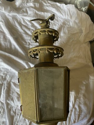 Antiguo farol de latón para carruaje a petroleo