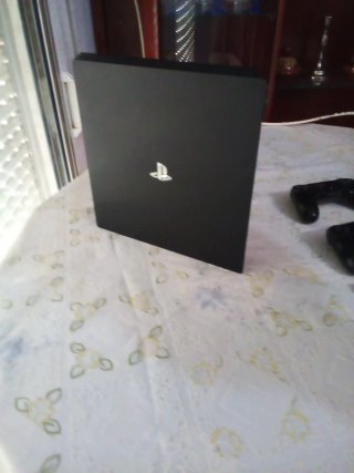 PS4 Pro Nero + 2 Controller + FC24