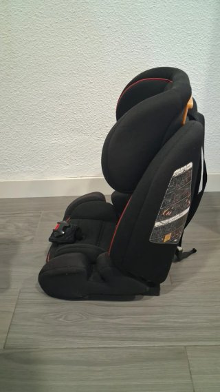 Silla de coche Piku negra con detalles rojos