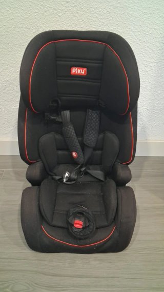Silla de coche Piku negra con detalles rojos