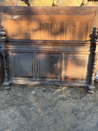 Cabecero de madera marrón y gris