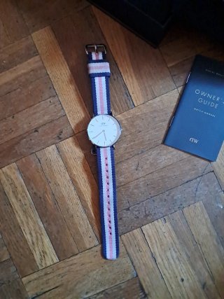 Reloj Daniel Wellington con caja y manual