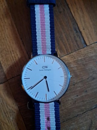 Reloj Daniel Wellington con caja y manual