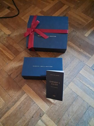 Reloj Daniel Wellington con caja y manual