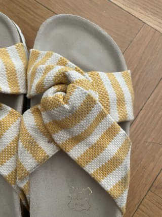 Sandalias rayas blancas y amarillas talla 38