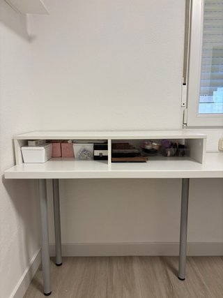 Escritorio blanco y gris