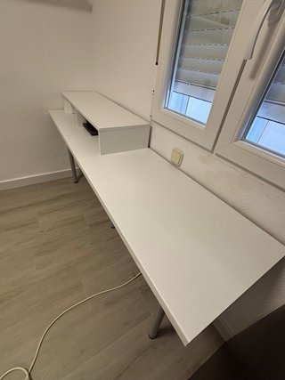 Escritorio blanco y gris