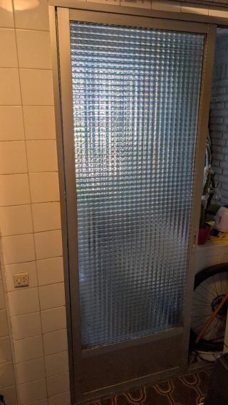 2 puertas de cristal.