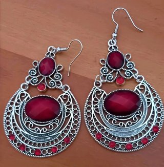 Pendientes largos plateados con piedras rojas