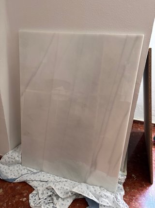 Mesa de hierro dorada con mármol