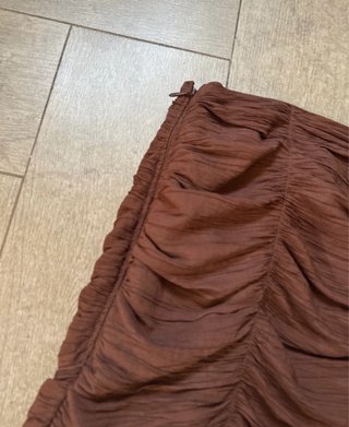 Falda marrón corta fruncida