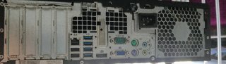 Computer HP con schermo e tastiera.